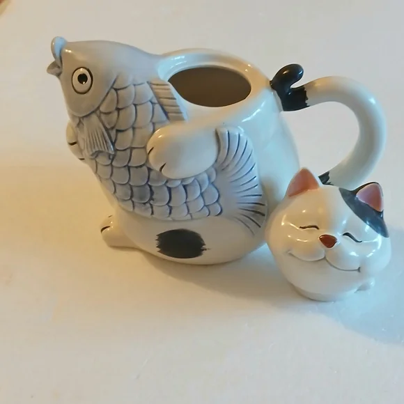 Ceramic Cat and Fish Teapot - Picture 2 of 3